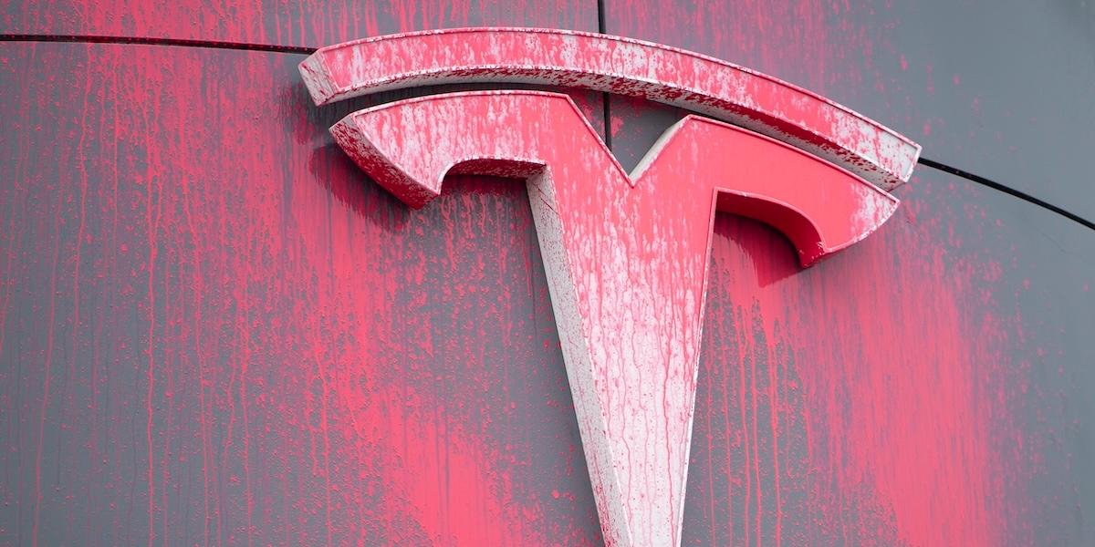Tesla är fortsatt i blåsväder och nu har pensionsjättarna börjat nobba bolaget.