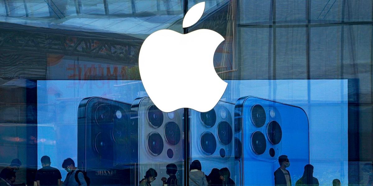 Över 80 procent av världens iPhones byggs i Kina – men framtiden är osäker. (Foto: Andy Wong/TT)