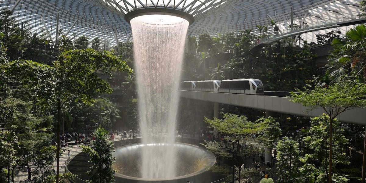 Rain Vortex på Jewel Changi Airport i Singapore – ett spektakulärt 40 meter högt vattenfall där resenärer möts av ett magiskt skådespel redan innan resan börjat. (Foto: Vincent Thian/TT)