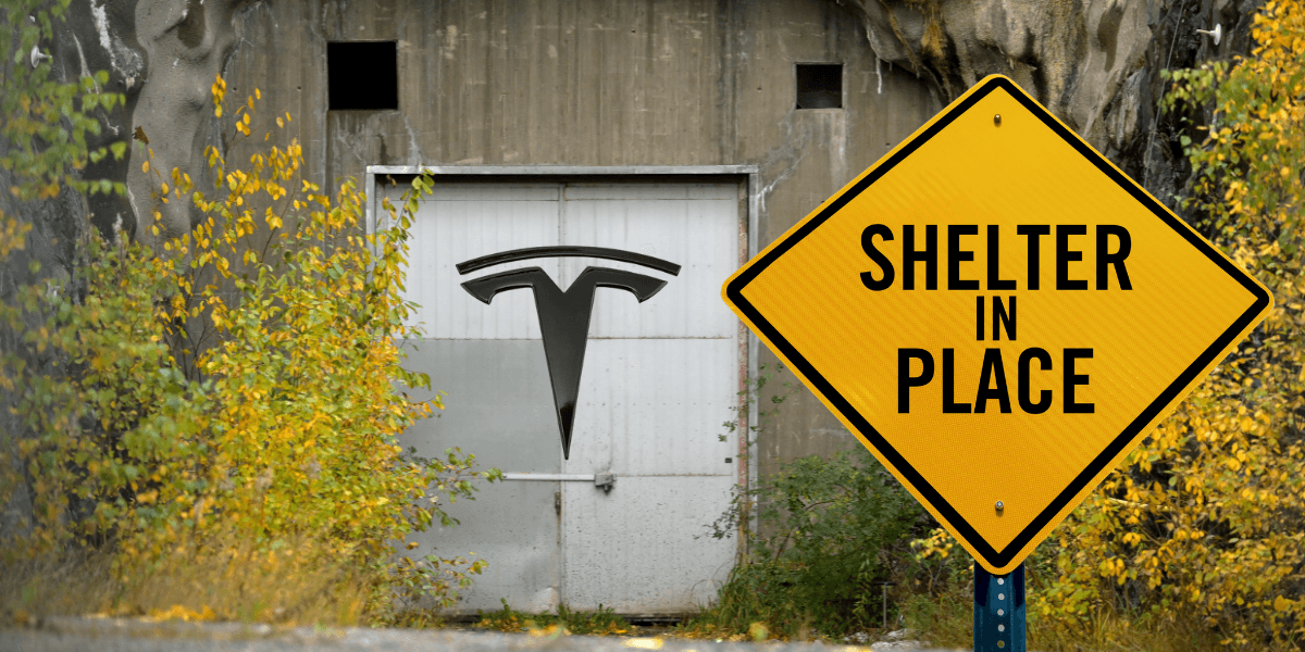 Tesla känner sig tvungna att bygga skyddsrum i deras butiker för att skydda personalen. Fotot är ett montage. (Foto: Tesla, Getty Images och Janerik Henriksson/TT)