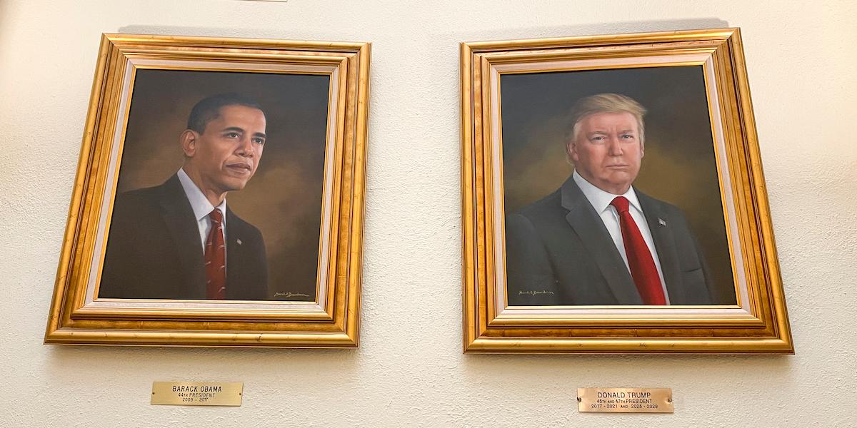 Ett omtvistat porträtt av Donald Trump. Här i sällskap av den forne presidenten Barack Obama.