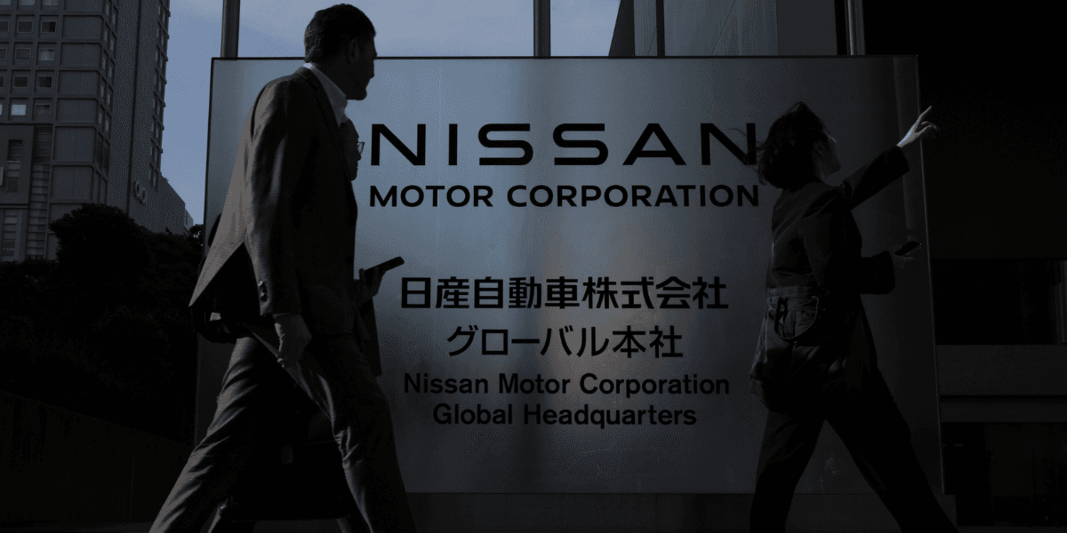 Nissan har det lite svårt så huvudkontoret kan ryka. (Foto: Louise Delmotte/AP/TT)