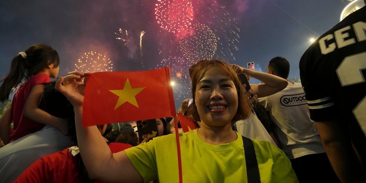 Vietnam firade 50 år sedan kriget slutade och det var fest på gatorna i Ho Chi Minh-staden.