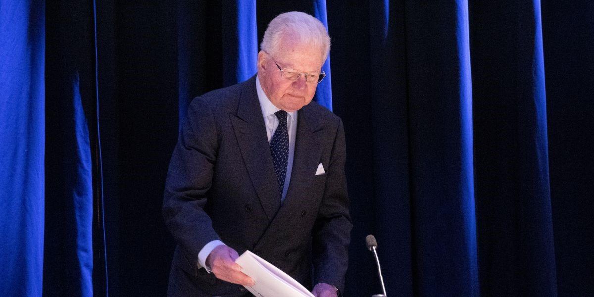 Fredrik Lundbergs Industrivärden är en av de aktier som nu kommer in i OMXS30. Men flera andra klassiska bolag på börsen får samtidigt lämna när reglerna görs om.