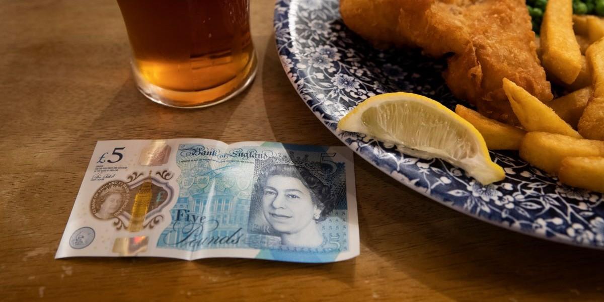 Aktiespararna sätter köp på aktien men tror att utvecklingen för det brittiska pundet blir viktigt för kursen.