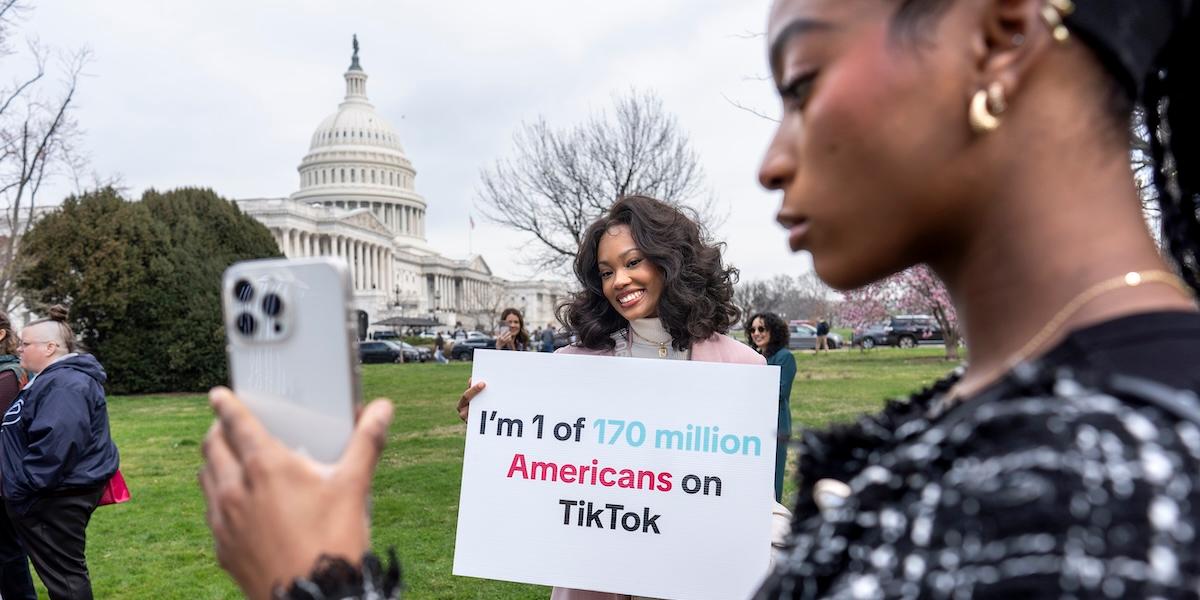 Unga använder sociala medier för att ta del av nyheter. tiktok är populärt.
