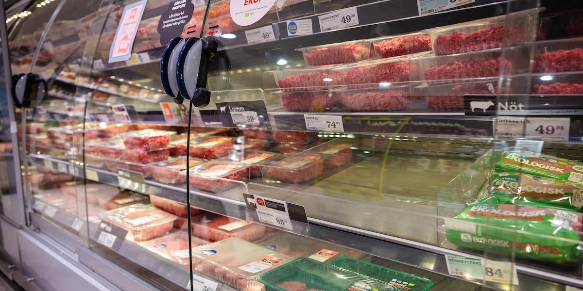 matpriserna går åt olika håll. nötkött har blivit rekorddyrt.