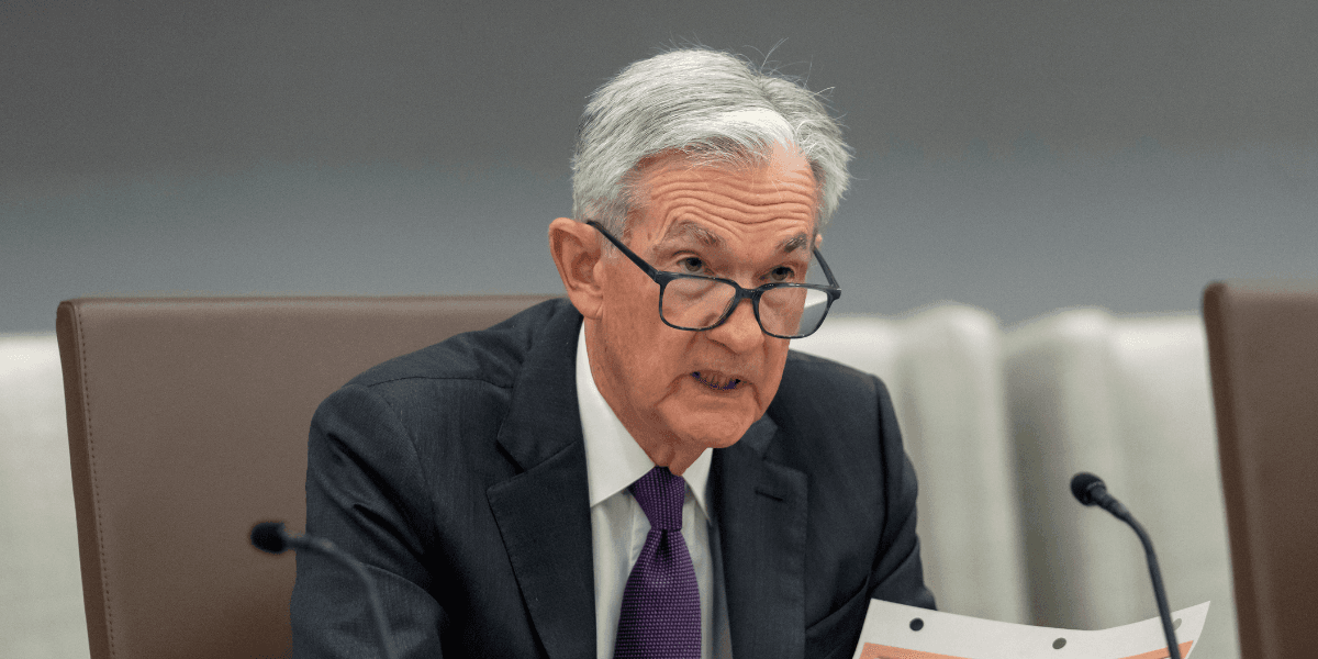 Jerome Powell, chef för Federal Reserve, talar vid en presskonferens efter räntebesked – trotsar president Trumps påtryckningar om sänkning.