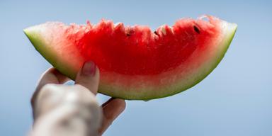 Vattenmelon är en svalkande och näringsrik sommarfrukt. Men att äta den varje dag kan ge oväntade biverkningar för personer med känslig mage eller andra hälsorisker, enligt experter.