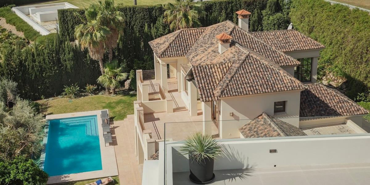 Många svenskar köper fastigheter i Spanien, som i Malaga på bilden, men det gäller att ha koll på arvsreglerna.