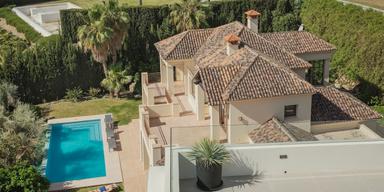 Många svenskar köper fastigheter i Spanien, som i Malaga på bilden, men det gäller att ha koll på arvsreglerna.