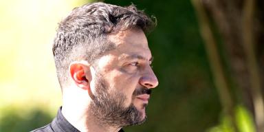 Volodymyr Zelenskyj vill sitta kvar vid makten i Ukraina.