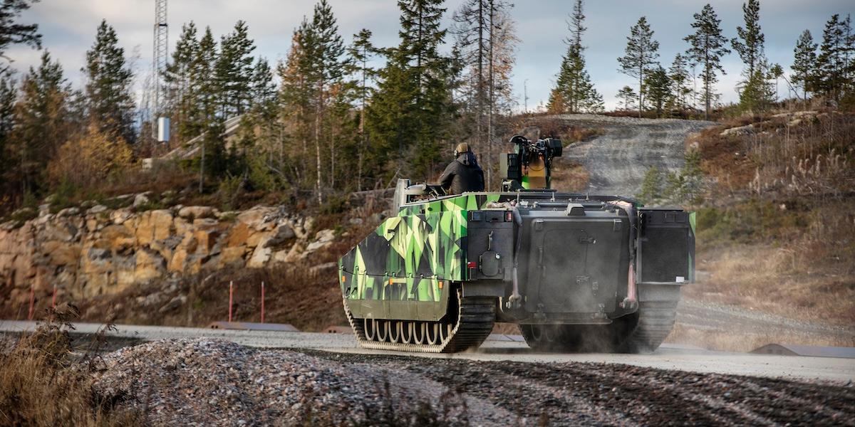 Stridsfordonet CV90 testas vid Hägglunds i Örnsköldsvik. Sveriges försvar ska stärkas genom omfattande satsningar, men industrin står inför flera utmaningar enligt en expert.