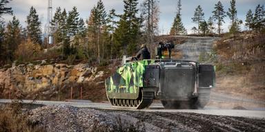 Stridsfordonet CV90 testas vid Hägglunds i Örnsköldsvik. Sveriges försvar ska stärkas genom omfattande satsningar, men industrin står inför flera utmaningar enligt en expert.