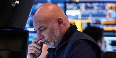 Wall street trader som ser bekymrad ut.
