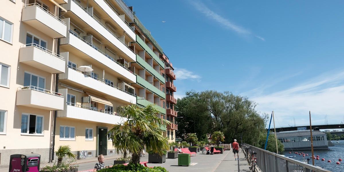 Priserna på bostadsrätter i Stockholm sjönk 2,7 procent i juli, visar Danske Banks boprisindikator.