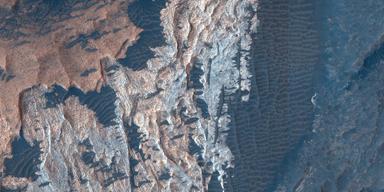 Forskare har identifierat ferriskt hydroxysulfat på två platser på Mars, en mineral som kan ge nya ledtrådar om planetens varma och kemiskt aktiva förflutna.