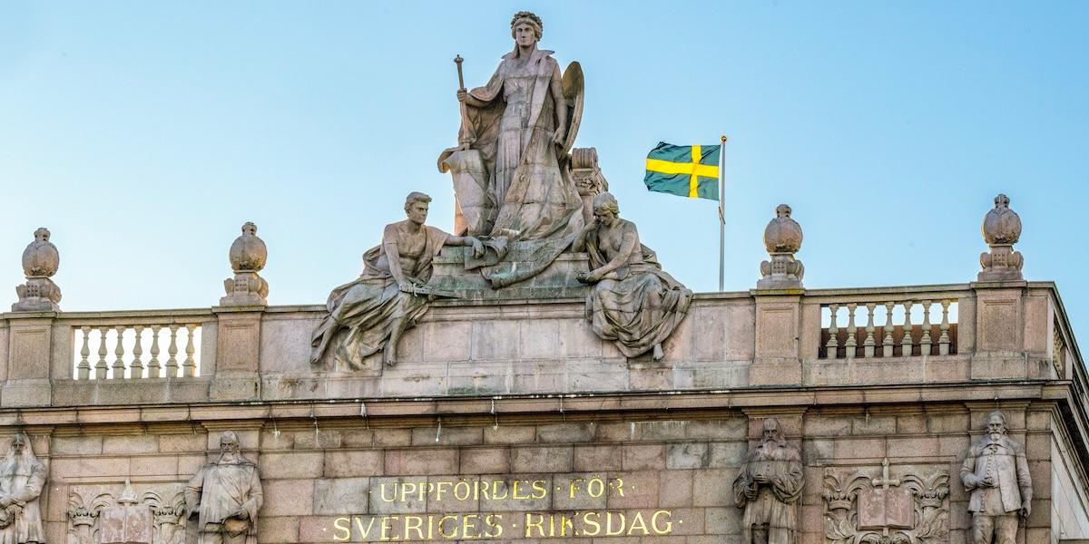 På 1990-talet enades partierna om ett stramt finanspolitiskt ramverk, grunden till den svenska skuldbromsen.