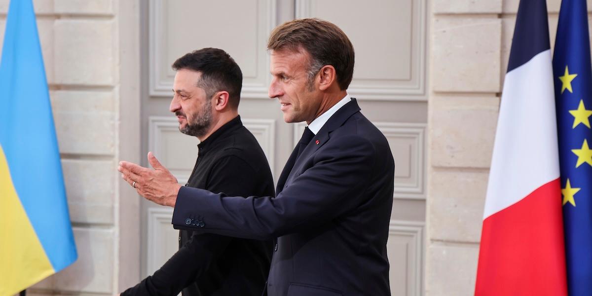 Emmanuel Macron och Volodymyr Zelenskyj i Paris efter toppmötet där 26 länder enades om att bidra till Ukrainas framtida säkerhet.