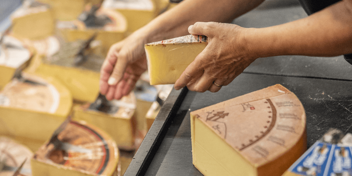 En hand som skär ost