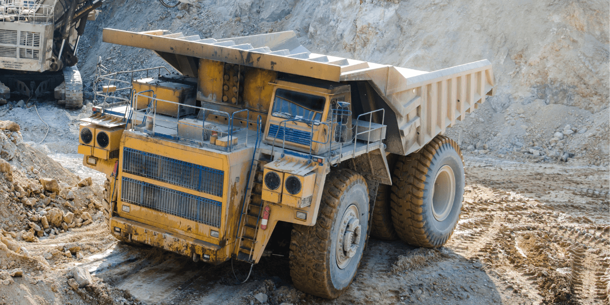 Gruvaktier föll kraftigt på måndagen när oron för Kinas nästa steg ökade.