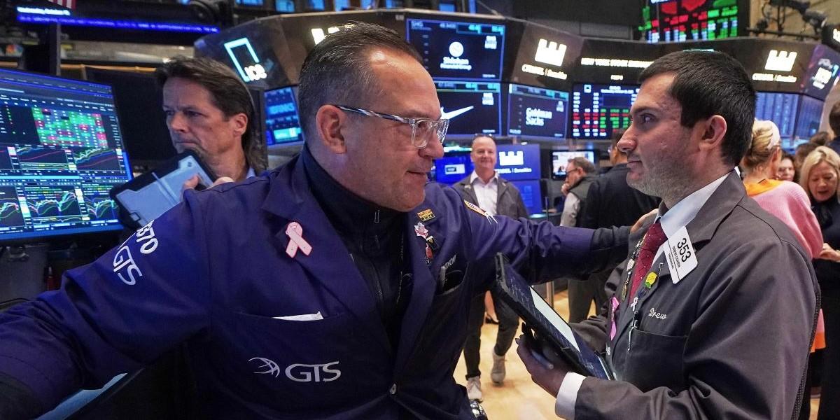 Det råder optimism på handelsgolvet på Wall Street. Nya rekord sattes på New York börsen i natt.