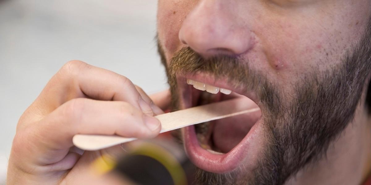 Ont i halsen? Nya "Frankenstein"-covid kan ge en rakbladskänsla i halsen.