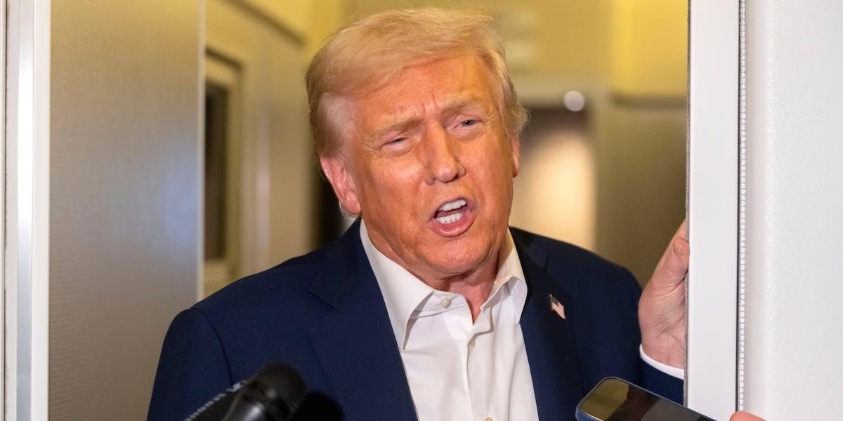 Donald Trump är på Asienturné och passar på att rikta en känga mot Putin ombord på Air Force One. (Foto: Mark Schiefelbein/AP)