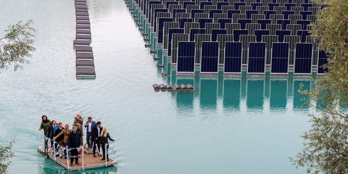 Solenergi ökar även i Europa. På bilden syns ett flytande solcellssystem i tyska Bayern som invigdes i oktober.