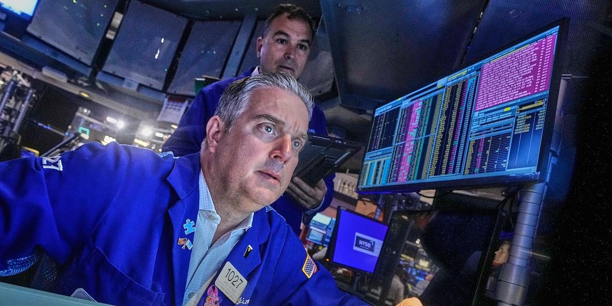 Handlare på New York-börsen under en turbulent vecka när oron sprider sig på världens marknader.