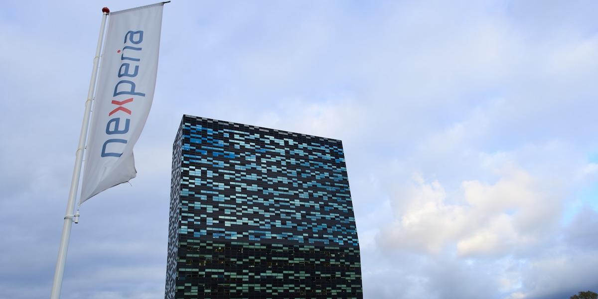 Nexperias huvudkontor i Nijmegen, Nederländerna, efter att den nederländska regeringen tagit kontroll över det kinesiskägda halvledarbolaget på grund av brister i bolagsstyrningen. (AP Photo/Peter Dejong)