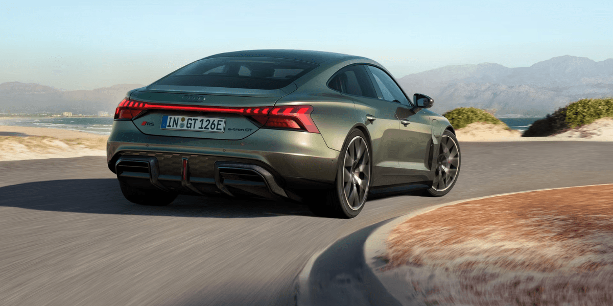 Med 925 hästkrafter gör den 0–100 km/h på 2,5 sekunder. (Foto: Audi)