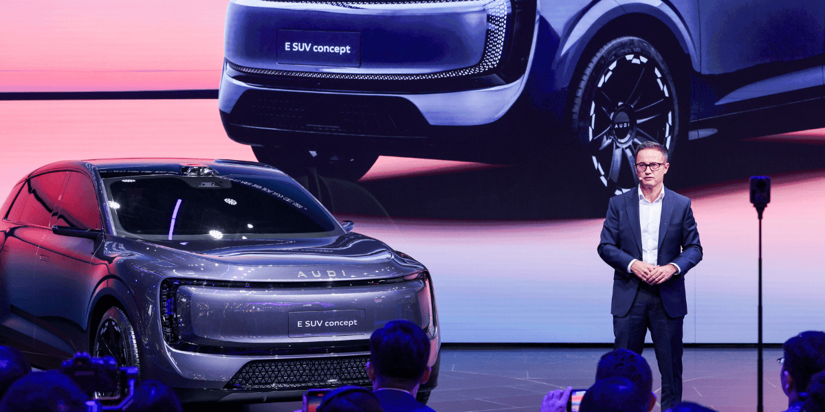 Fermín Soneira, VD för samarbetet mellan Audi och SAIC, presenterar den nya konceptbilen AUDI E SUV. (Foto: Audi)