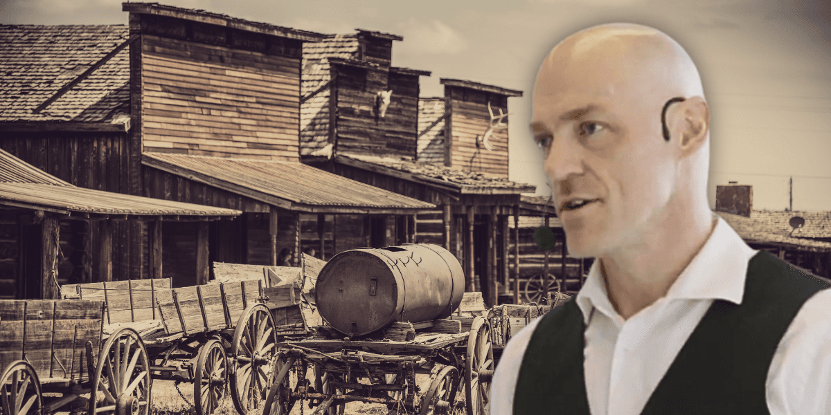 LLM:ernas begränsningar och utmaningar kommer medföra att ""Vilda västern-eran når sitt slut." (Kollage: AP / TT / Canva)