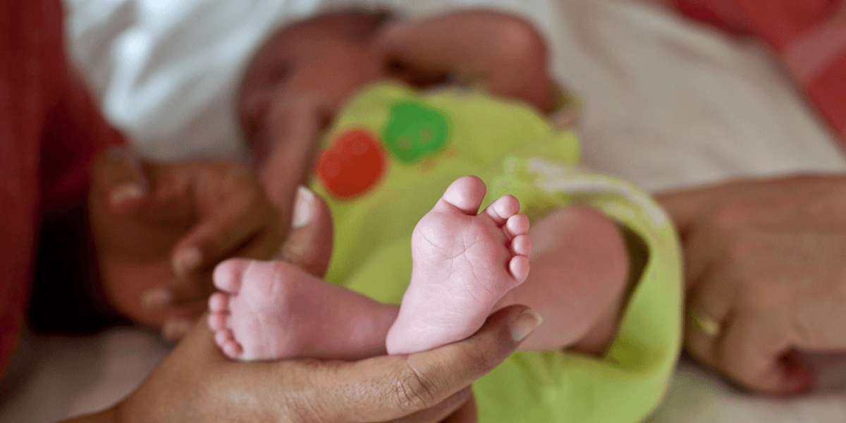 föräldrar visar upp bebis