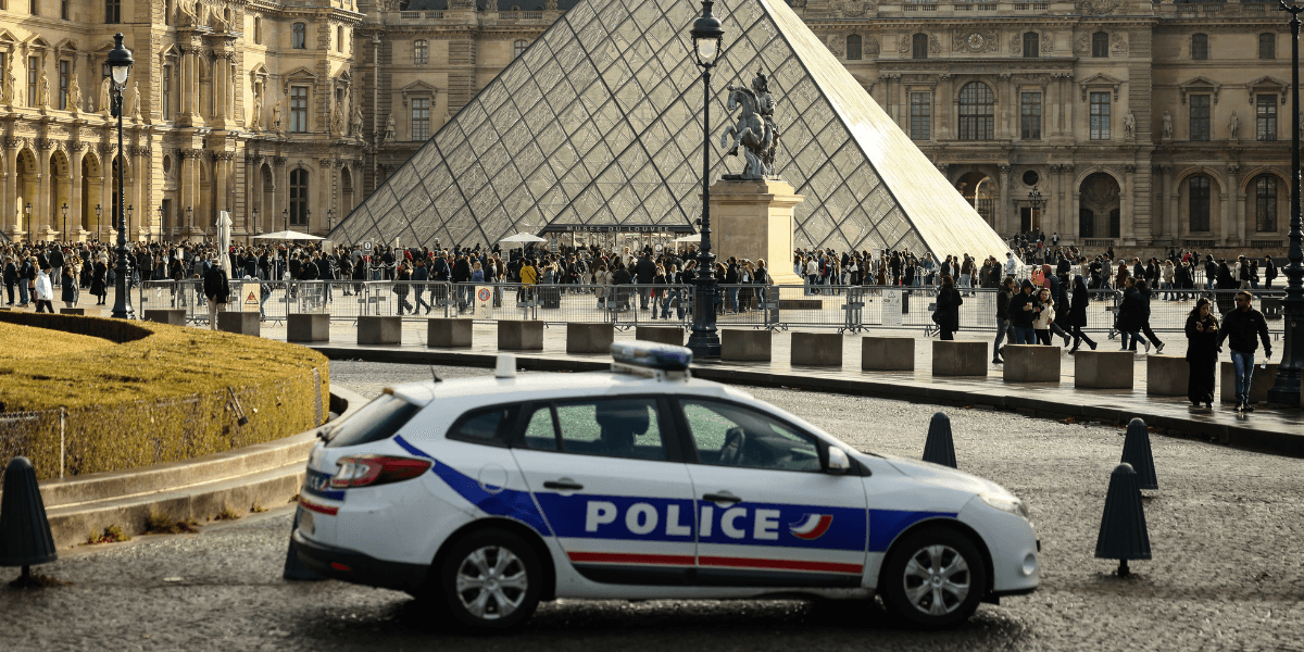 Polis utanför Louvren