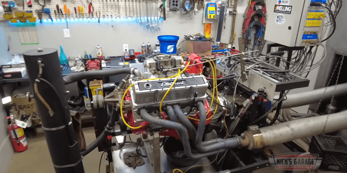 Kolla in Nick när han pressar två episka motorer. (Foto: Nicks Garage på Youtube)