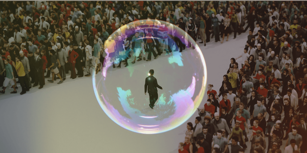 Montage som visar en ensam person inuti en bubbla omgiven av människor, som symboliserar debatten om en möjlig AI-bubbla och marknadens flockbeteende.