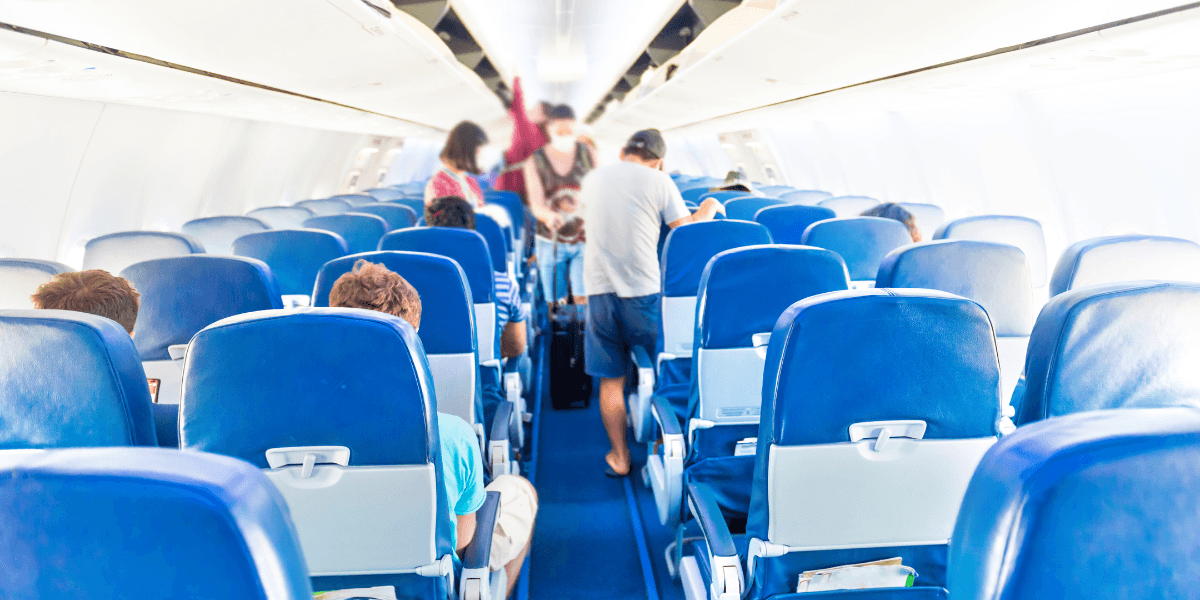 resenärer innuti ett flygplan som har väldigt få bokningar. Reslusten bland svenskar till USA fortsätter minska.