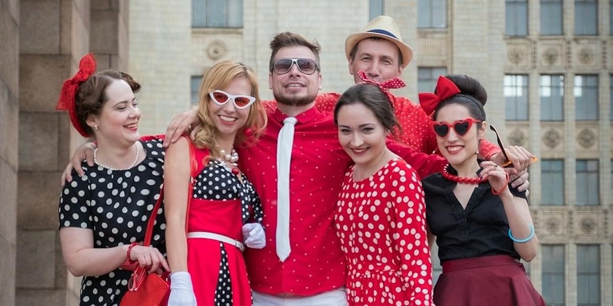 För att klara boendekostnaderna är det många i Europa som numera flyttar ihop med andra.