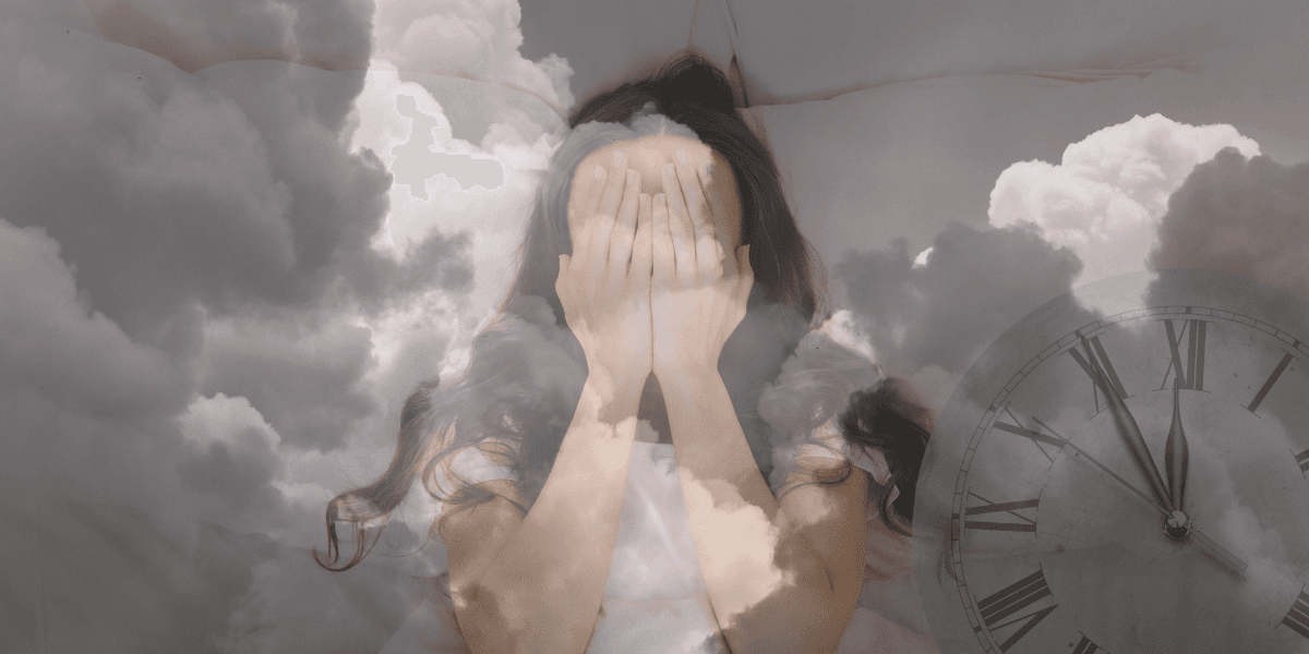 Person i sängen med händerna över ansiktet, omgiven av moln och en klocka, som symboliserar hur minnen och känslor kan omformas under NREM-sömn.
