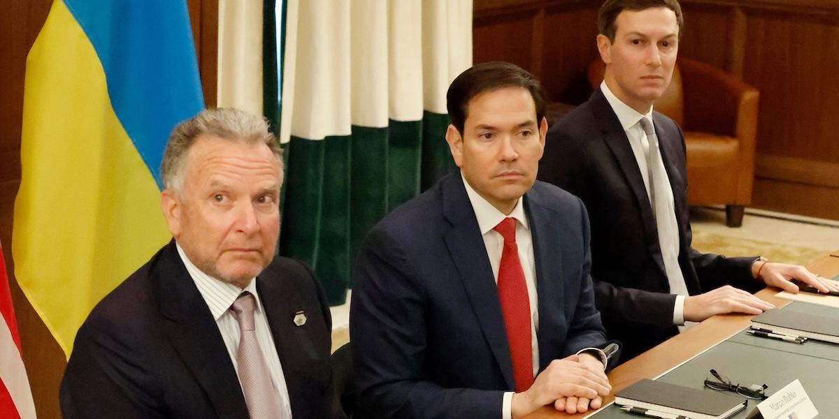 Specialsändebudet Steve Witkoff, vänster, USA:s utrikesminister Marco Rubio, mitten, och Jared Kushner deltog i ett möte med ukrainska t