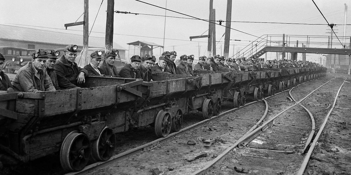 Gruvarbetare går in i en kolgruva i Pennsylvania 1941, under kolets storhetstid i USA.
