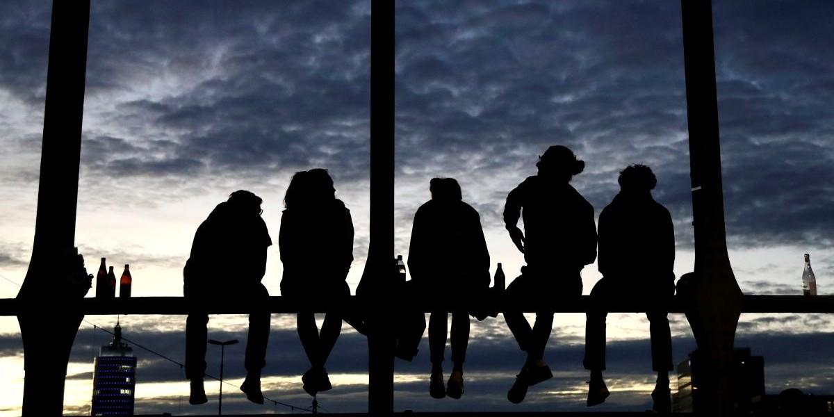 Ungdomar sparar i aktier och står längre till höger