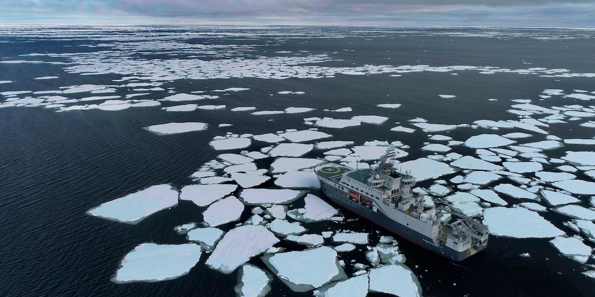 Forskningsfartyget RV Kronprins Haakon i Arktis används för att studera hur djuphavsgruvdrift påverkar havets ekosystem.