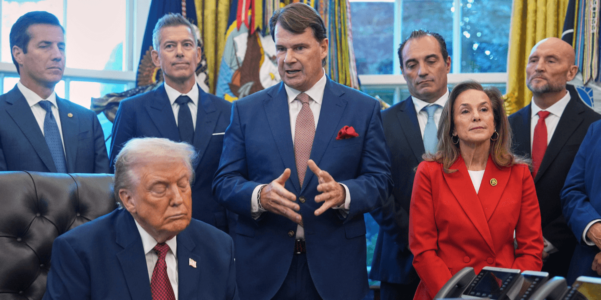 Ford-chefen Jim Farley talar medan president Donald Trump ser på, under ett evenemang om bränsleeffektivitetsregler i Ovala rummet i Vita huset. (Foto: Evan Vucci/AP/TT)