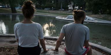 Ett par sitter på en klippa