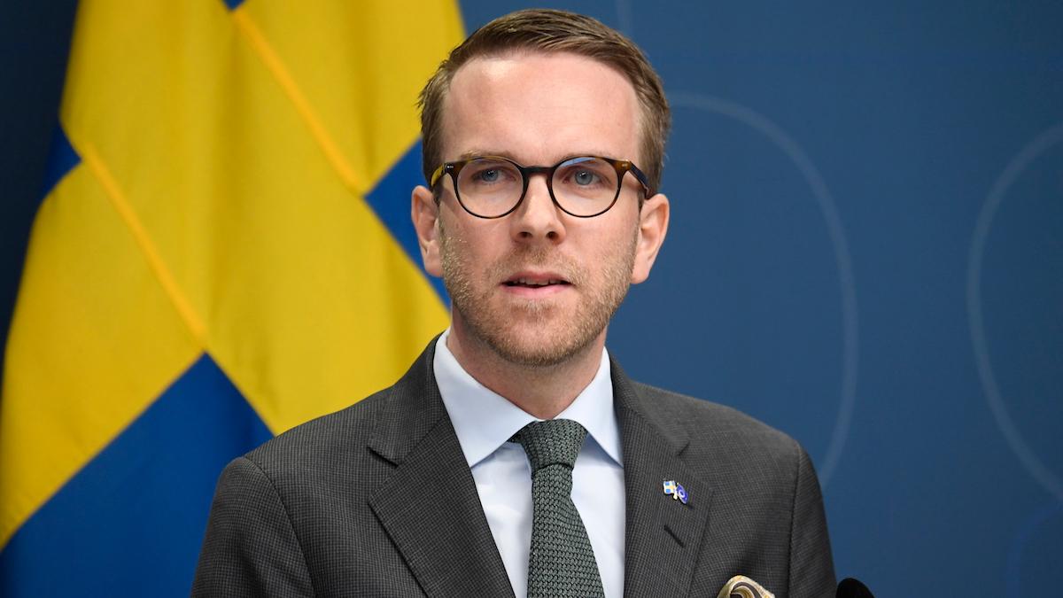 Infrastrukturminister Andreas Carlson (KD) menar att el och biodrivmedel kommer göra flyget till ett av de mest klimatsmarta sätten att resa