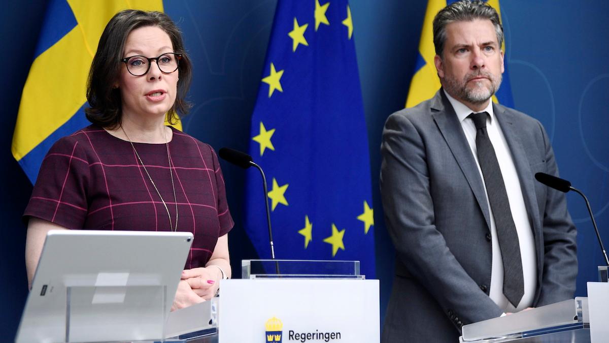 Migrationsminister Maria Malmer Stenergard (M) och Migrationsverkets generaldirektör Mikael Ribbenvik vid en pressträff om arbetskraftsinvandring