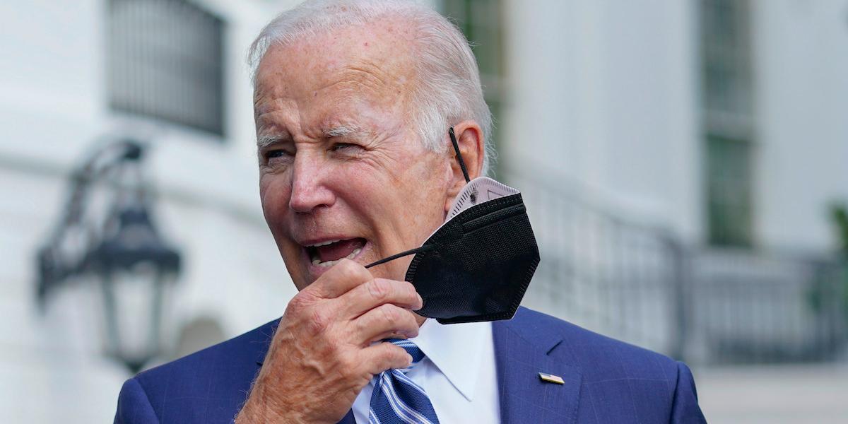 Covid-19-viruset ökar och USA:s president, Joe Biden, bör därför göra som många experter nu föreslår och sätta på sig munskydd eftersom han tillhör en högriskgrupp